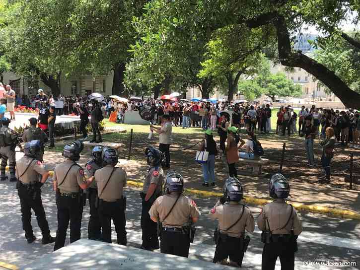 LIVE BLOG: Law enforcement on UT campus as pro-Palestine protesters gather Monday