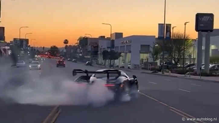 Youtuber knalt met zijn Senna een showroom binnen [video]