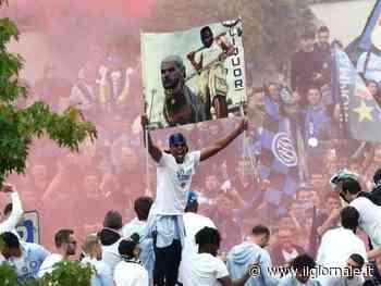Festa scudetto Inter, la Procura Figc apre un fascicolo. Dumfries: "Striscione inappropriato"