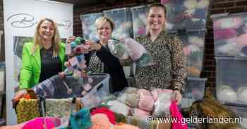 Weg met siliconen protheses, de BreiBoezems van Sandra en Carin zijn een succes: ‘Je kunt er gerust mee zwemmen’