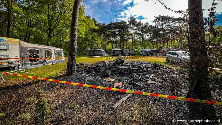 Gasflessen ontploft bij brand op camping: caravan helemaal uitgebrand