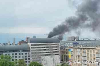 Brand uitgebroken in voormalig Muntcentrum op Anspachlaan: grote rookpluim kilometers ver te zien