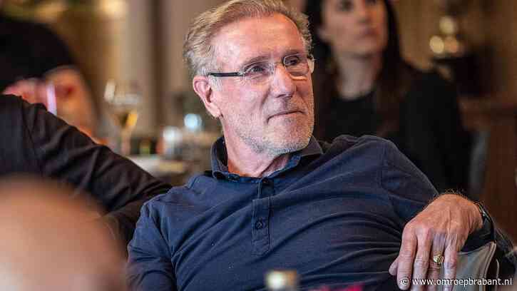 Hans van Breukelen deelt schaal uit bij kampioenschap PSV: 'Een eer'