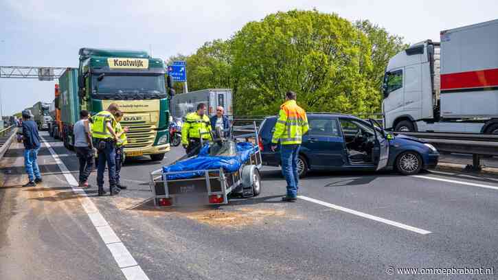 Bestuurder strandt op A67 door te zware aanhanger en zorgt voor file