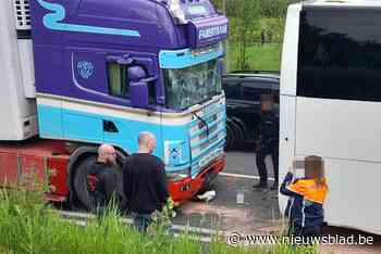 Vrachtwagen botst met bus in file Zeelsebaan, schoolkinderen tijdje gestrand, sommigen in shock