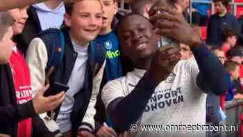 Topdrukte bij open training van PSV, kinderen hopen op foto met hun helden