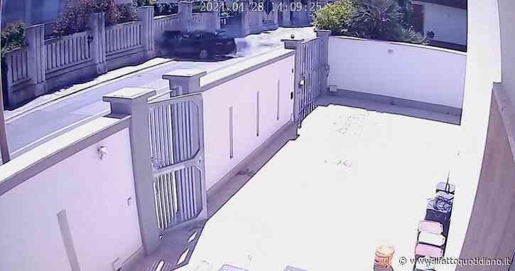 Tragedia sfiorata a Brindisi: il pedone passa sul marciapiede e pochi secondi dopo un’auto si schianta nello stesso punto – Video