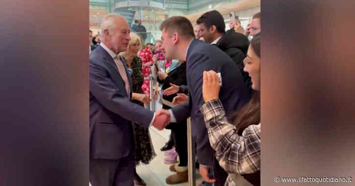 Re Carlo torna in pubblico, l’uscita con la regina Camilla a un centro oncologico di Londra: i sorrisi e le strette di mano del sovrano – Video