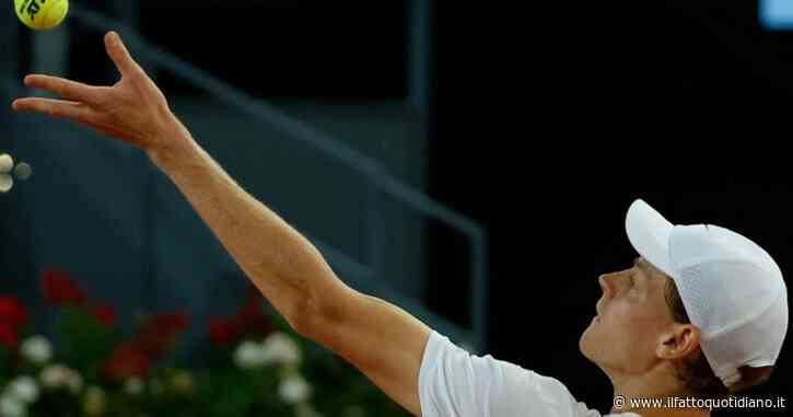 Sinner più forte anche del dolore: batte l’ostico Khachanov in tre set e si qualifica ai quarti di Madrid