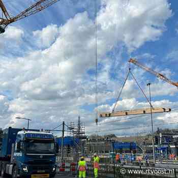 Aanleg Passerelle na vertraging weer op schema, alle houten brugdelen worden vandaag geplaatst