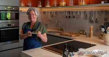 Iedereen mag aanschuiven bij Anneke: ‘Maar voor geklaag is geen ruimte in mijn keuken’