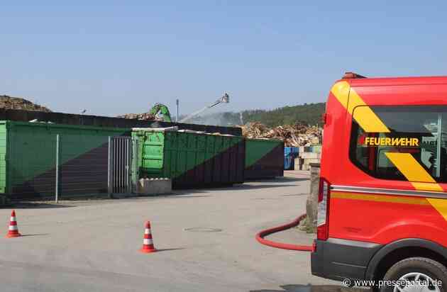 FF Bad Salzuflen: Brennende Holz- und Papierstapel halten Feuerwehr Bad Salzuflen über Stunden in Atem / Verletzt wird bei dem Einsatz niemand
