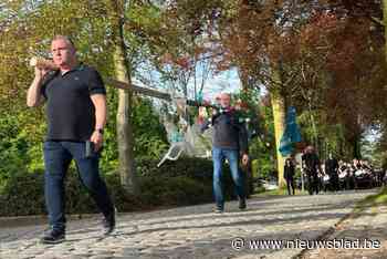 Fanfare De Kempenzonen plant meiboom aan bibliotheek
