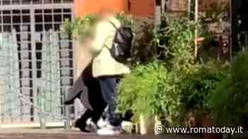 Il trucco dei ladri, nascondersi dietro una siepe per rubare ai clienti del ristorante