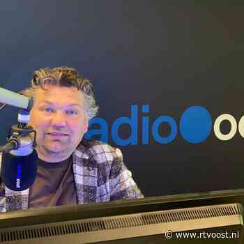 Bert van Losser is 25 jaar presentator bij Oost: "Ik loop hier nog elke dag fluitend binnen"