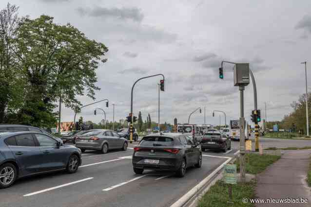 Gemeenteraad denkt dat bruggen en tunnels verkeersdoorstroom op R32 kunnen verbeteren: “In Brugge is het gelukt”