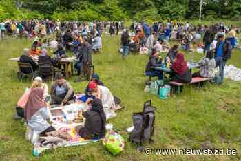 Samen gezellig picknicken op speelterrein