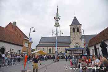 Niet één maar twee meibomen op Wiezeplein: “Een van de mooiste tradities uit onze gemeente”