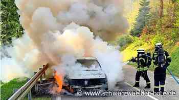 Auf der B 296 bei Oberreichenbach: Auto steht in Flammen