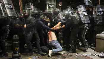 Oppositionsführer verletzt: Georgiens Polizei geht hart gegen Proteste vor
