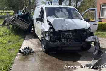 Auto botst met bestelwagen