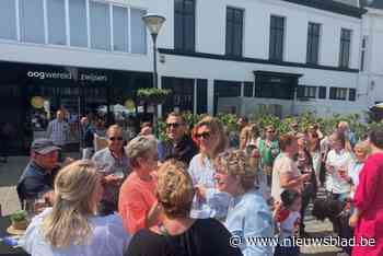 Ministerieel bezoek op de bloemenmarkt