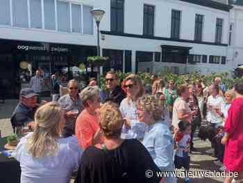 Ministerieel bezoek op de Herentalse bloemenmarkt