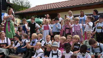 160 Jahre alter Maibaum kommt durch mehrere Diebesbanden endlich in Raubling an