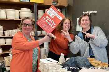 Drie vrouwelijke kunstenaars zetten deuren atelier open