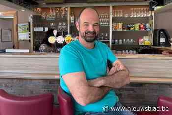 Jan (47) blaast café De Wimpel nieuw leven in: “Laatste café van het dorp mocht niet verloren gaan”