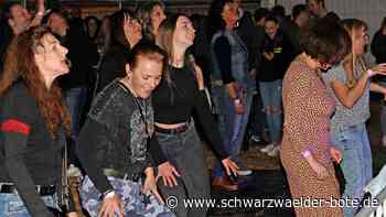 Vollmaringer Frühlingsfest: Besucher feiern in Dirndl und Krachlederner