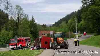 Maiwagen kippt um: Rund 30 Menschen bei Unfall verletzt – Polizei ermittelt gegen Fahrer