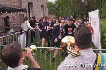 Eerste editie van ludieke estafetteloop KVHC Mereta is groot succes: “Motivatie om er jaarlijkse traditie van te maken”