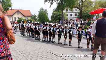 Das Maibaum-Aufstellen in Rott am Inn wird zum Fest