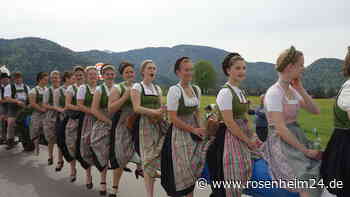 Reit im Winkl begrüßt seinen neuen Maibaum mit einem Mega-Fest