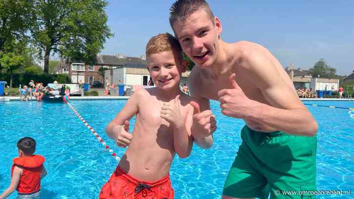 Kinderen dolblij nu het zwembad weer open is: 'Bommetje!'