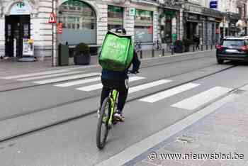 Zestigtal maaltijdbezorgers voeren actie aan hoofdzetel Uber Eats in Brussel: “Krijgen maar 4,42 euro per levering”