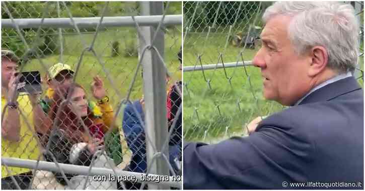 Tajani contestato a Imola: “Parla di pace ma l’Italia vende armi a Israele”. Lui nega: “Export stoppato dal 7 ottobre”. Ma i dati lo smentiscono