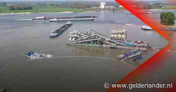 Schip met drie personen aan boord breekt doormidden • Politie-inval bij chalet in Lathum