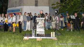 Gedenken zum 79. Jahrestag der Befreiung des KZ Dachau: eine Lichterkette am Weg des Erinnerns