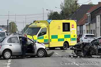 Twee gewonden na fikse frontale botsing in midden van weg