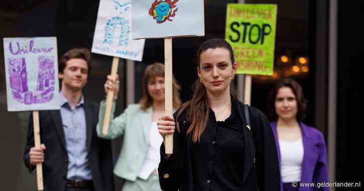 Actrice uit hitserie pakt Unilever aan met actievoerders: ‘Al 45 miljard naar aandeelhouders gegaan’