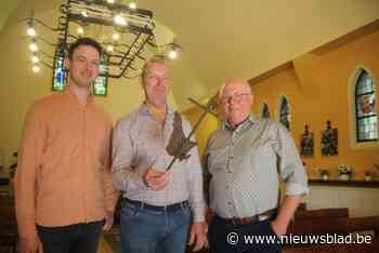 Kapel 18 in ere hersteld nadat bestuurder er de bocht mistte: “Haan waakt nu over kapel”