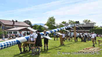 Mit Bier, Gegrilltem und Spielzeug wurde der Maibaum in Neukirchen begrüßt
