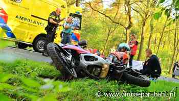 Auto rijdt motor aan en over bestuurster heen, vrouw zwaargewond