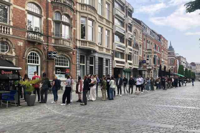 Meer dan uur aanschuiven bij uitverkoop platenwinkel Bilbo: “Opgelucht dat ik zo veel klanten zie, geen lijkenpikkers”