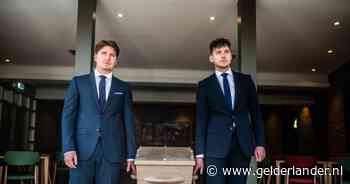 Max en Simon (23) verzorgen uitvaarten, net zoals hun overleden vader dat deed: ‘Vroeger speelden we al rouwautootje’