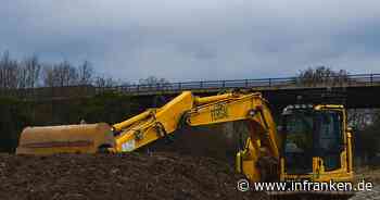 Bagger fällt an A3 bei Geiselwind in Grube - Großeinsatz der Feuerwehr