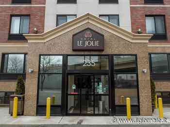 New York, altro hotel di lusso trasformato in rifugio per migranti: “Si teme per il turismo”