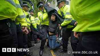 Protesters held as asylum seekers' transfer thwarted